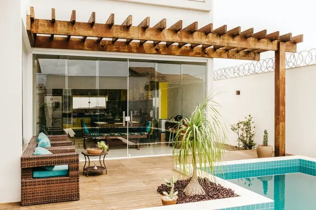 mejores suelos para el area de la piscina